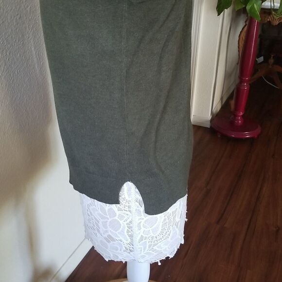 5/$20 Banana Republic Cashmere Blend Sweater - Picture 2 of 6